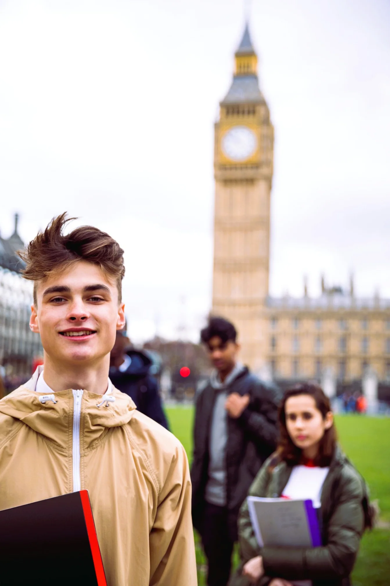 Studenti internazionali felici a Londra con il Big Ben sullo sfondo