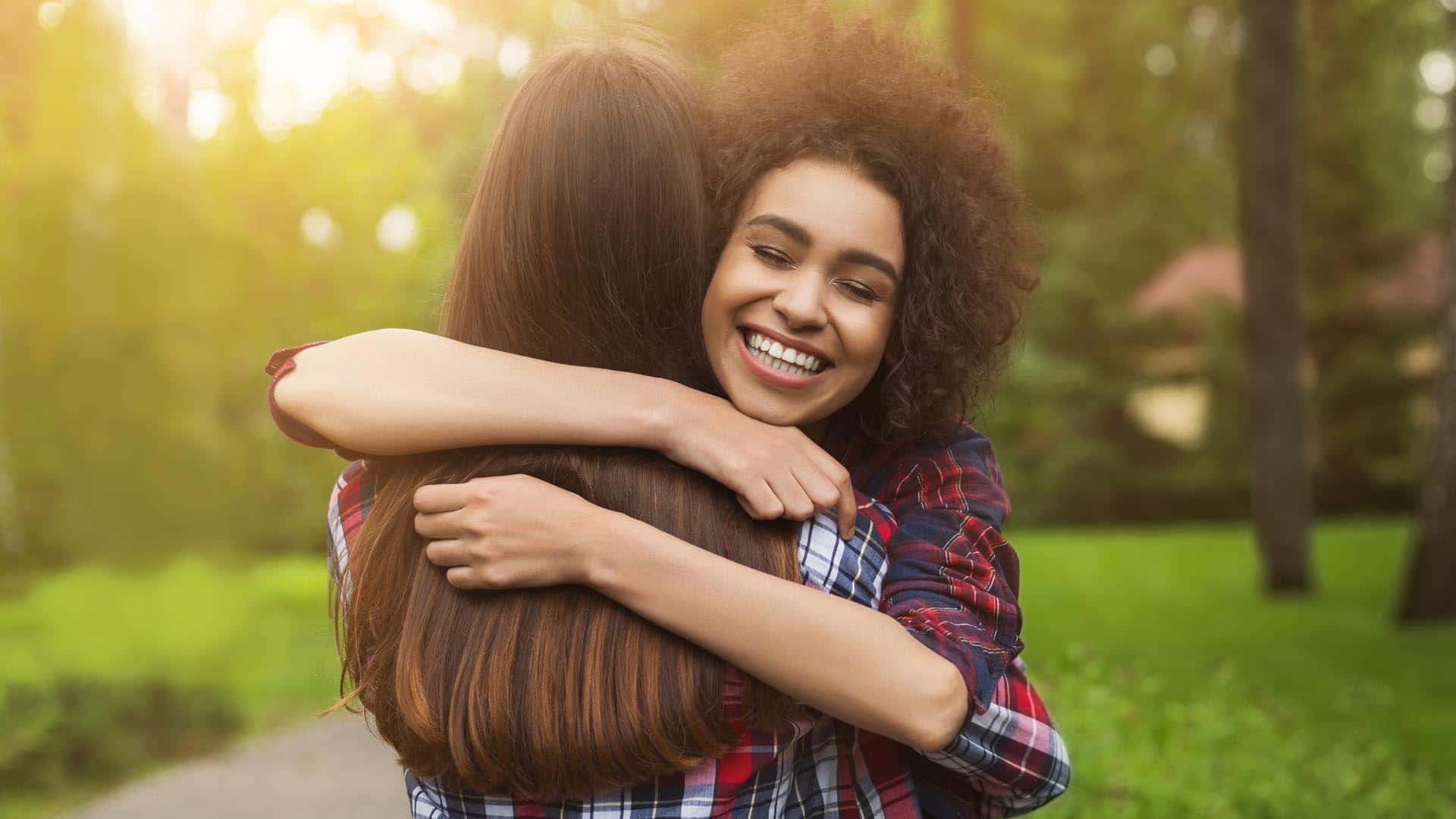 Hug go. Hug go. Объятия друзей. Любимый и нелюбимый ребенок. Любимые нелюбимые дети.