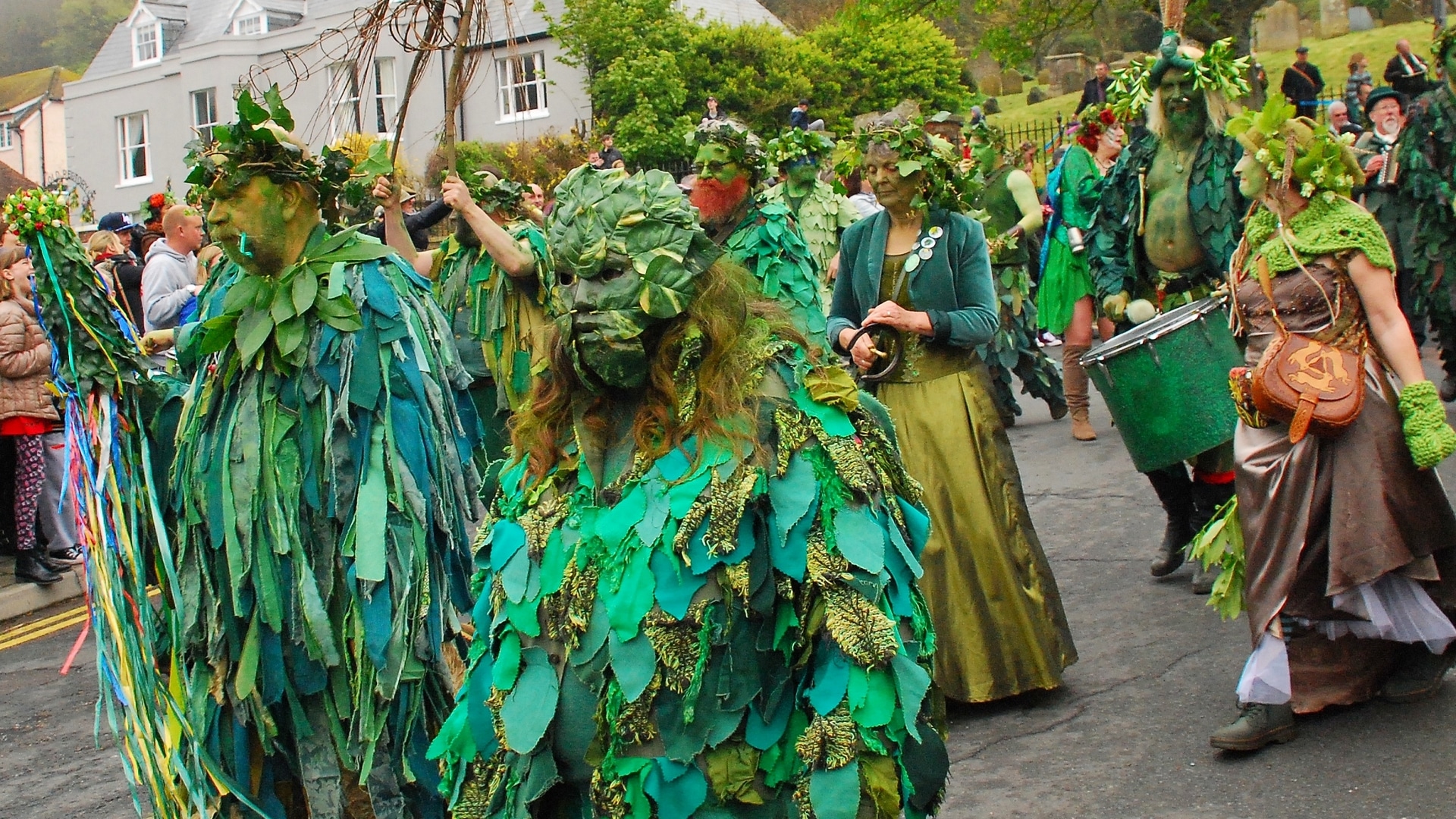 3) Jack in the green:
Questa tradizione si svolge il 1° Maggio, ma  sulla costa meridionale dell’Inghilterra, si svolge un ve