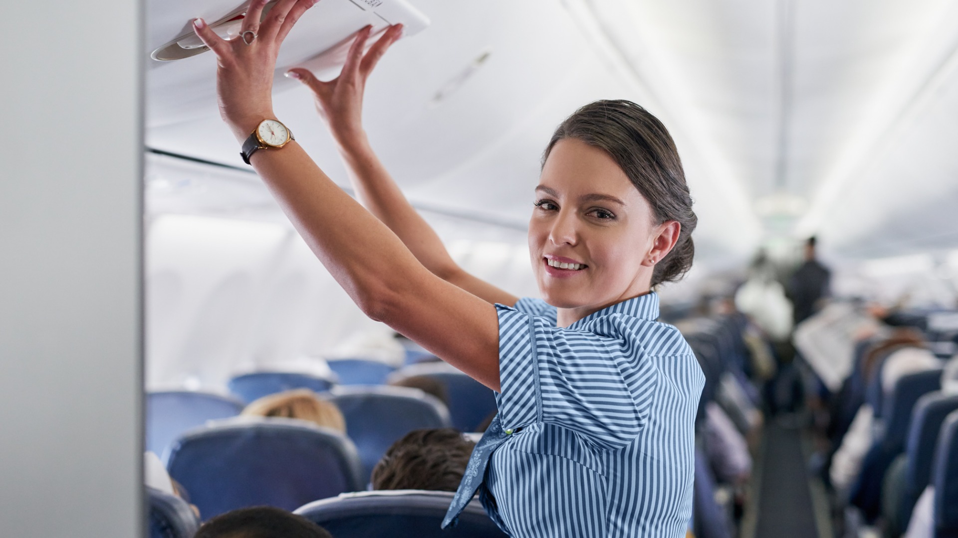 Diventare assistente di volo: percorso, consigli e requisiti per realizzare il tuo sogno