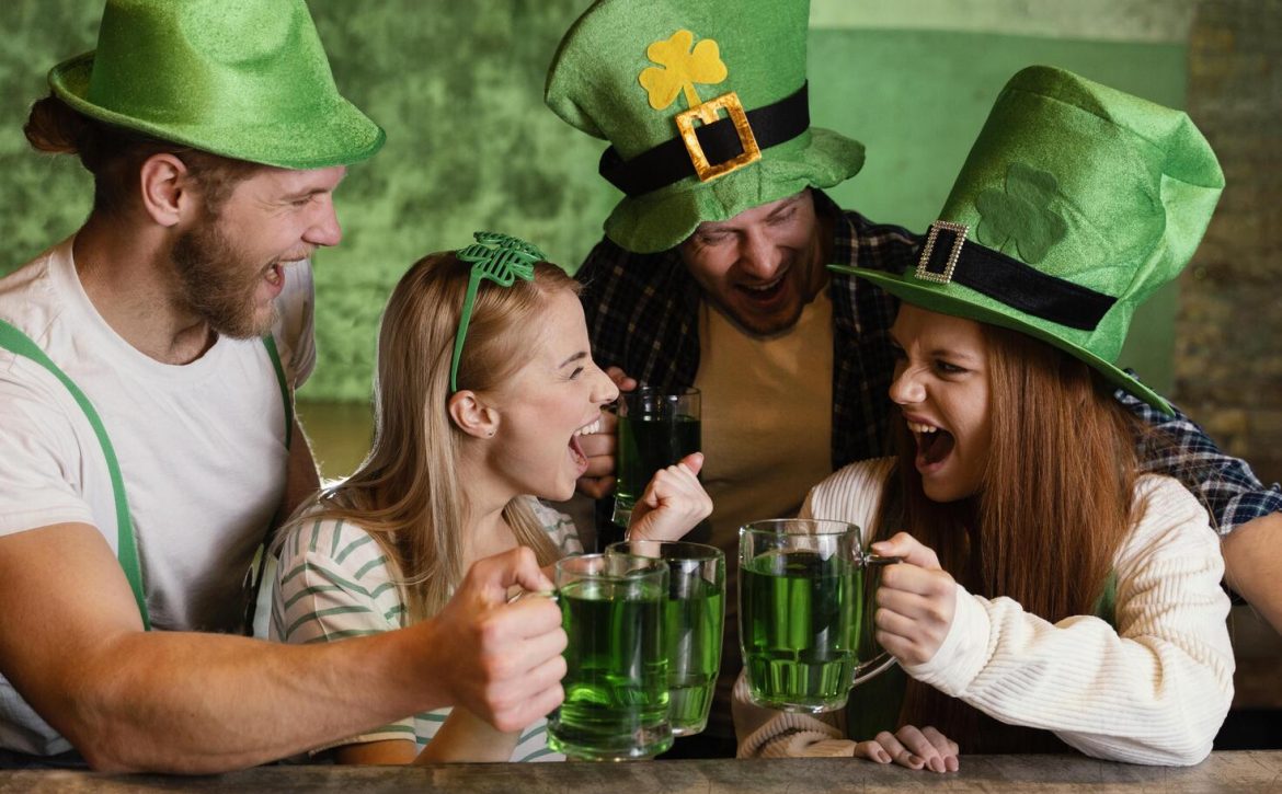 amici-felici-che-celebrano-insieme-st-patrick-s-day-con-drink-al-bar (1)