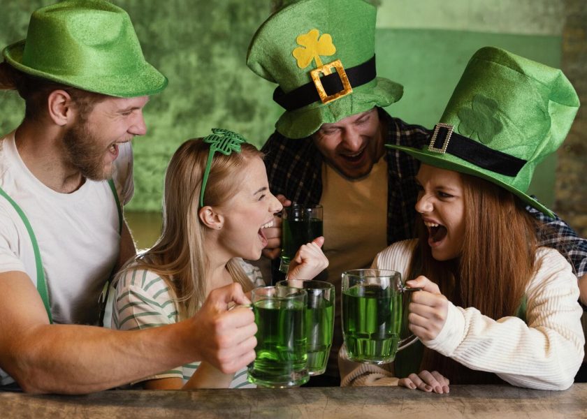 amici-felici-che-celebrano-insieme-st-patrick-s-day-con-drink-al-bar (1)