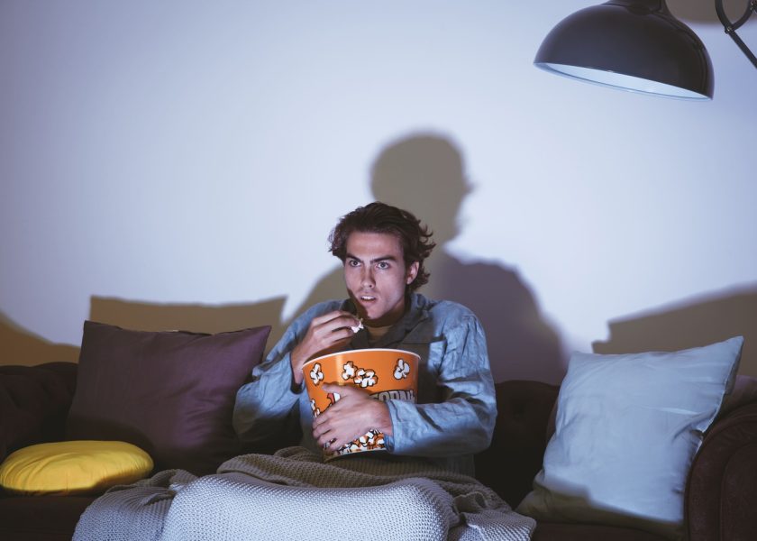uomo-che-guarda-un-film-e-mangia-popcorn (1) (1)
